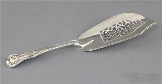 A Victorian silver Kings pattern fish slice, by Robert Wallis 5.5 oz.